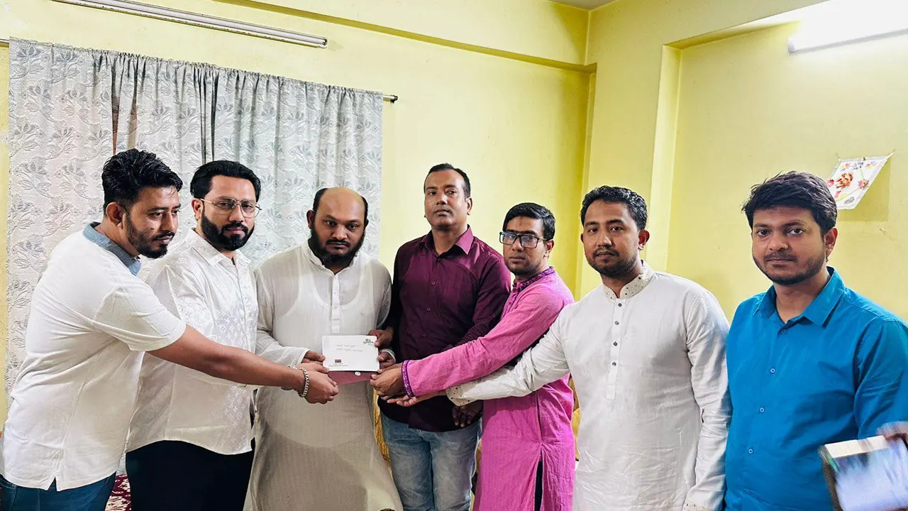 গুম, খুন ও পঙ্গুত্বের শিকার ছাত্রদলের নেতাকর্মীদের পরিবারে ঈদ উপহার পৌঁছে দিয়েছেন ছাত্রদলের নেতাকর্মীরা। ছবি : কালবেলা