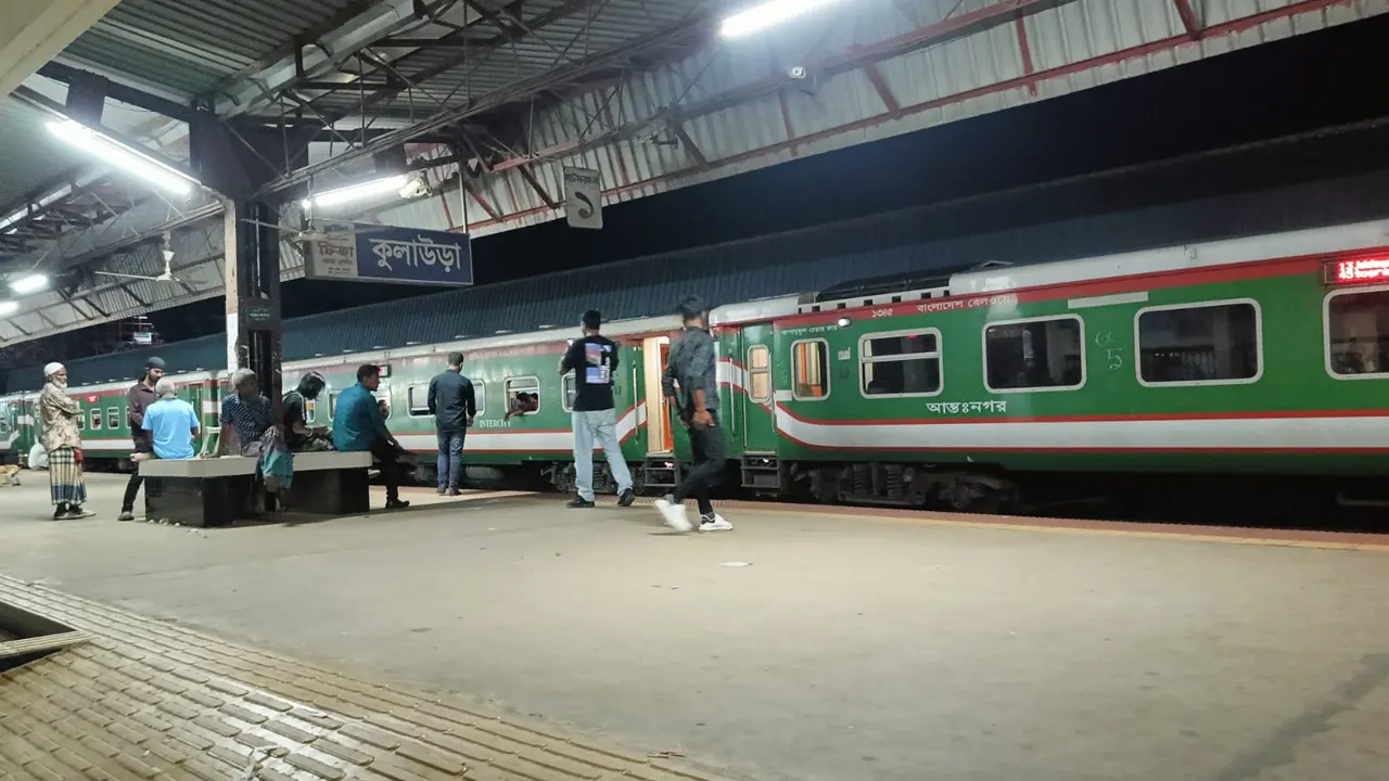 সিলেট থেকে চট্টগ্রামগামী উদয়ন এক্সপ্রেস ট্রেনের ইঞ্জিন বিকল হয়ে পড়ায় রেল যোগাযোগ বন্ধ আছে। ছবি : কালবেলা