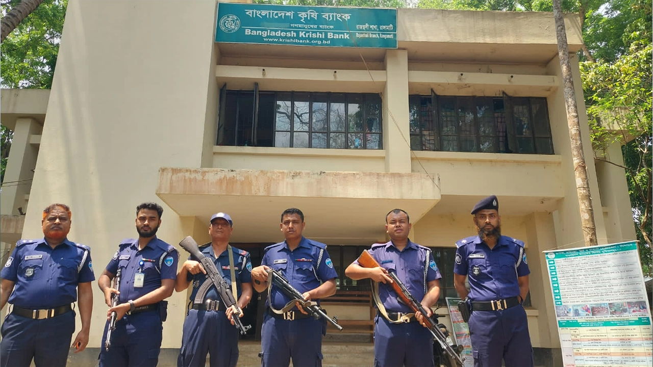 রাঙামাটিতে কৃষি ব্যাংক পুলিশের নিরাপত্তাব্যবস্থা জোরদার। ছবি : কালবেলা