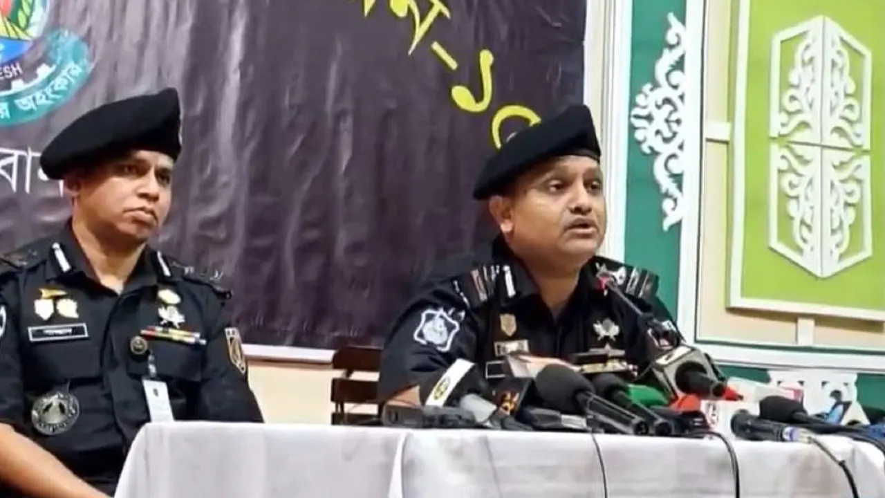 বান্দরবানে আয়োজিত ব্রিফিংয়ে র‌্যাবের আইন ও গণমাধ্যম শাখার পরিচালক কমান্ডার খন্দকার আল মঈন। ছবি: সংগৃহীত