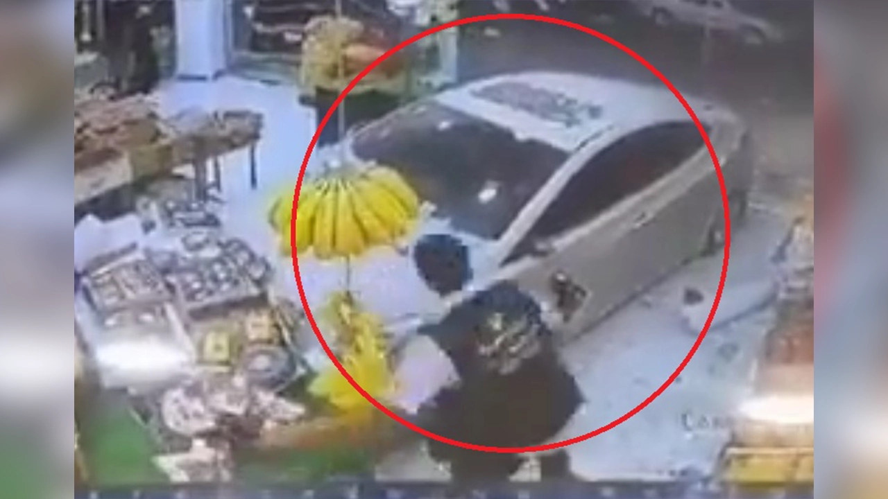 নিয়ন্ত্রণ হারিয়ে গাড়িটি দোকানে ঢুকে পড়ে। ছবি : সংগৃহীত