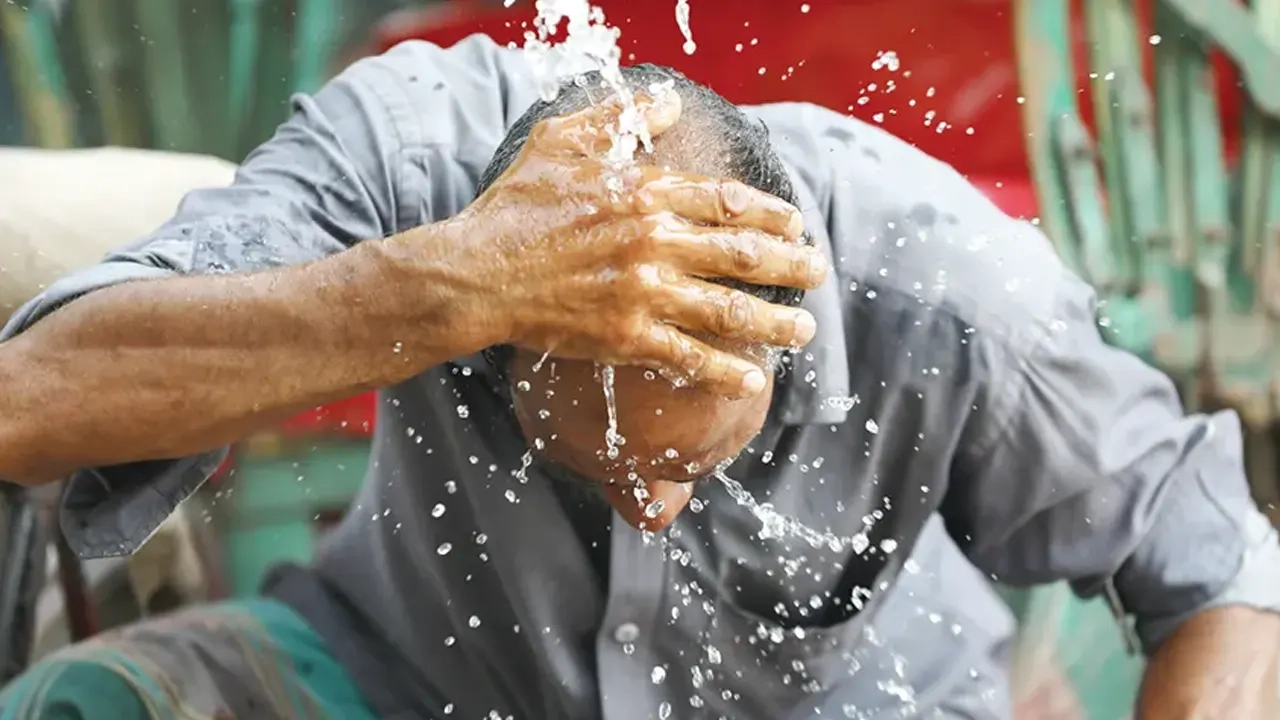 দাবদাহে ক্লান্ত অটোরিকশাচালক। ছবি : সংগৃহীত