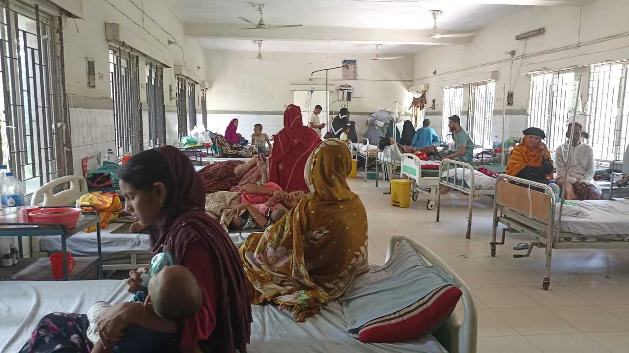 গরমের প্রভাবে কুমিল্লার ব্রাহ্মণপাড়া স্বাস্থ্য কমপ্লেক্সে বেড়েছে রোগীর চাপ। ছবি : কালবেলা