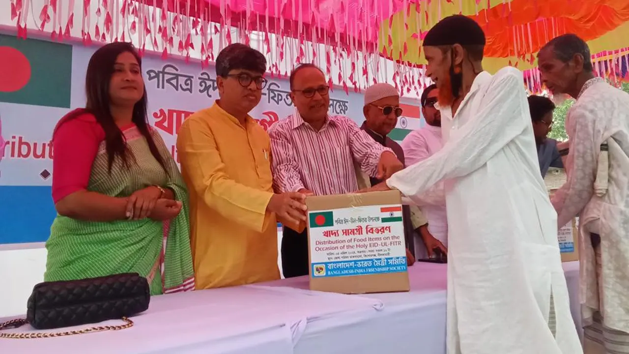 নীলফামারীর কিশোরগঞ্জ উপজেলার ডাকবাংলো মাঠে এ খাদ্যসামগ্রী বিতরণ করে বাংলাদেশ-ভারত মৈত্রী সমিতি। ছবি : কালবেলা