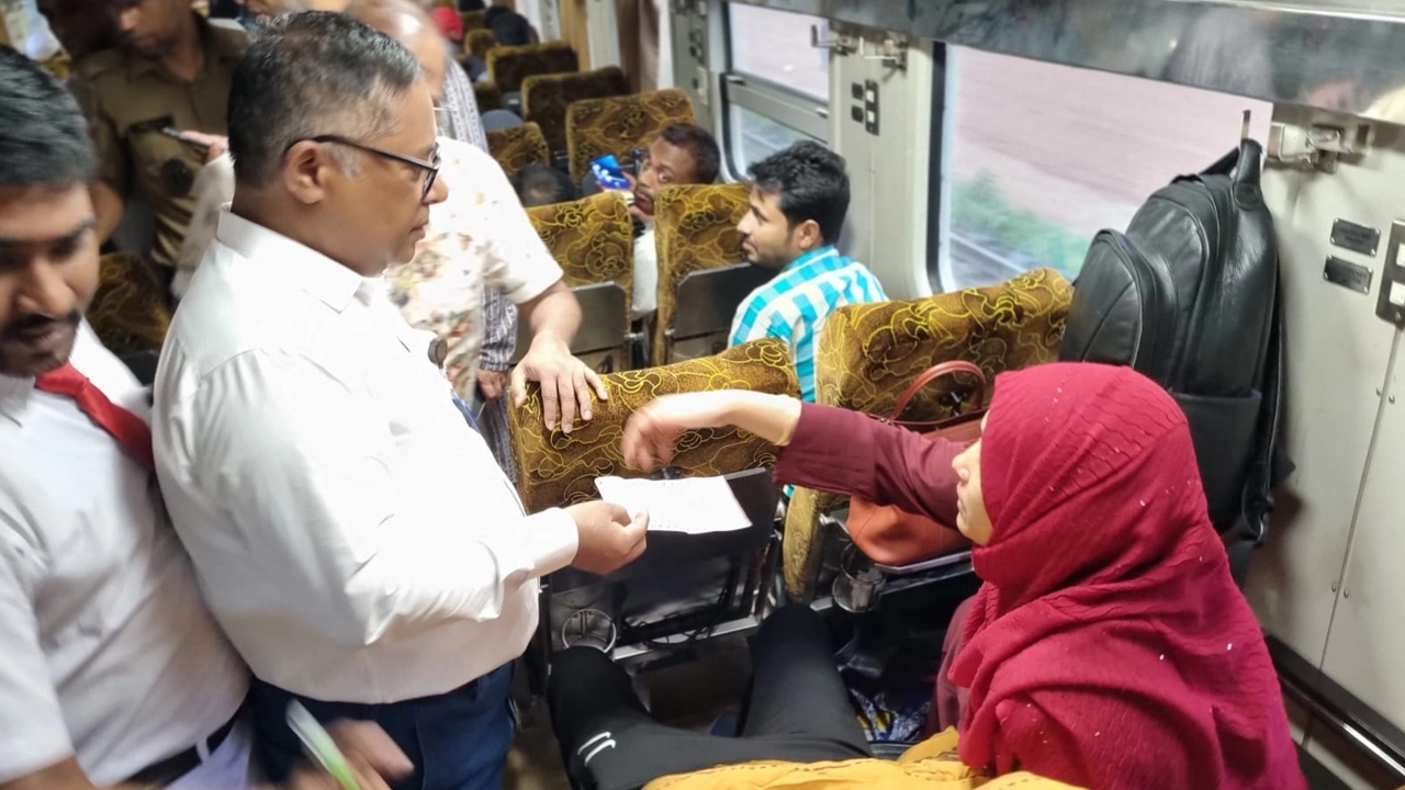 যাত্রীদের কাছ থেকে টিকিট চেক করা হচ্ছে। ছবি : সংগৃহীত