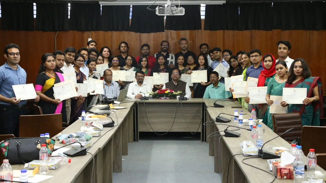 বাংলাদেশ শিল্পকলা একাডেমির আয়োজনে কর্মকর্তা ও শিল্পীদের নিয়ে বুনিয়াদী প্রশিক্ষণ কোর্স অনুষ্ঠিত হয়। ছবি : কালবেলা