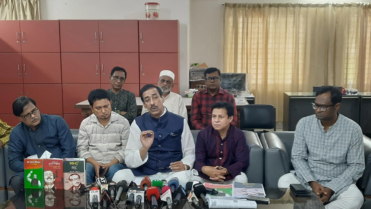 নারায়ণগঞ্জে সংবাদ সম্মেলনে বক্তব্য দেন শামীম ওসমান। ছবি : কালবেলা