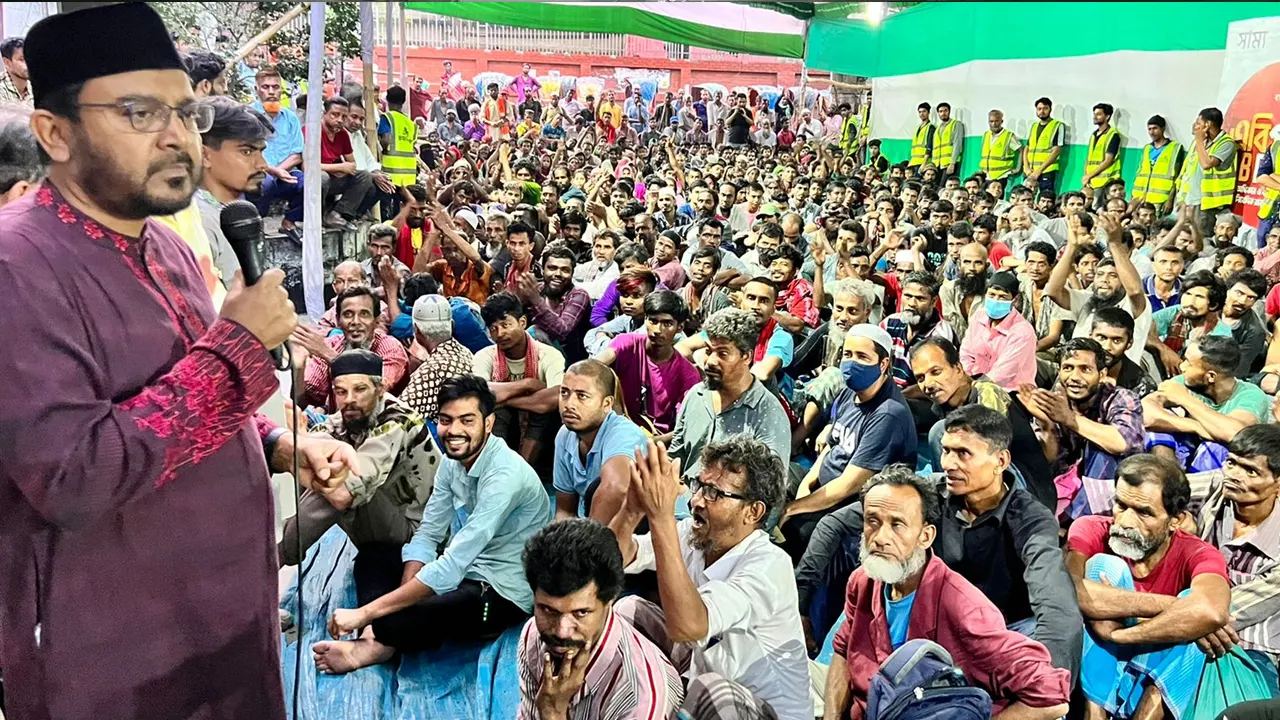 রাজধানীর বিজয়নগরস্থ বিজয়-৭১ চত্বরে গণ ইফতার অনুষ্ঠানের আয়োজন করে এবি পার্টি। ছবি : কালবেলা