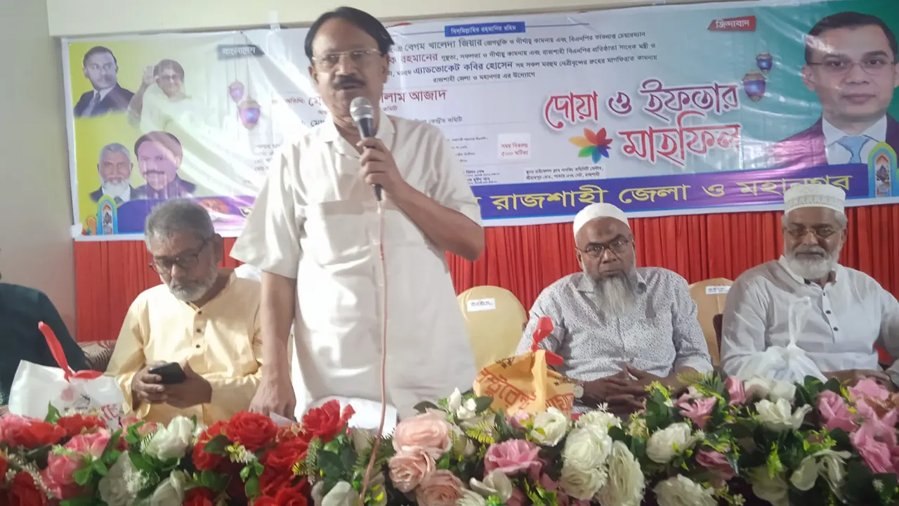 রাজশাহীতে ইফতার মাহফিলে তাঁতীদলের কেন্দ্রীয় আহ্বায়ক মো. আবুল কালাম আজাদ। ছবি : কালবেলা