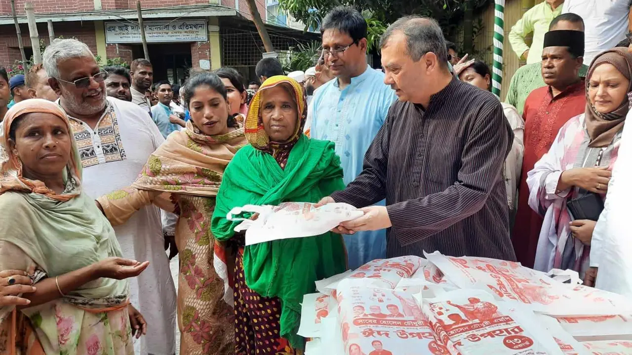 গোলারবাড়ি ব্রিজ নন্দীপাড়ায় ঢাকা দক্ষিণ সিটি করপোরেশনের ৭৪ নং ওয়ার্ডের প্রায় ১২ শ পরিবারের মাঝে ঈদ উপহার হিসেবে শাড়ি ও লুঙ্গি বিতরণ করেন পরিবেশ, বন ও জলবায়ু পরিবর্তনমন্ত্রী সাবের হোসেন চৌধুরী। ছবি : কালবেলা