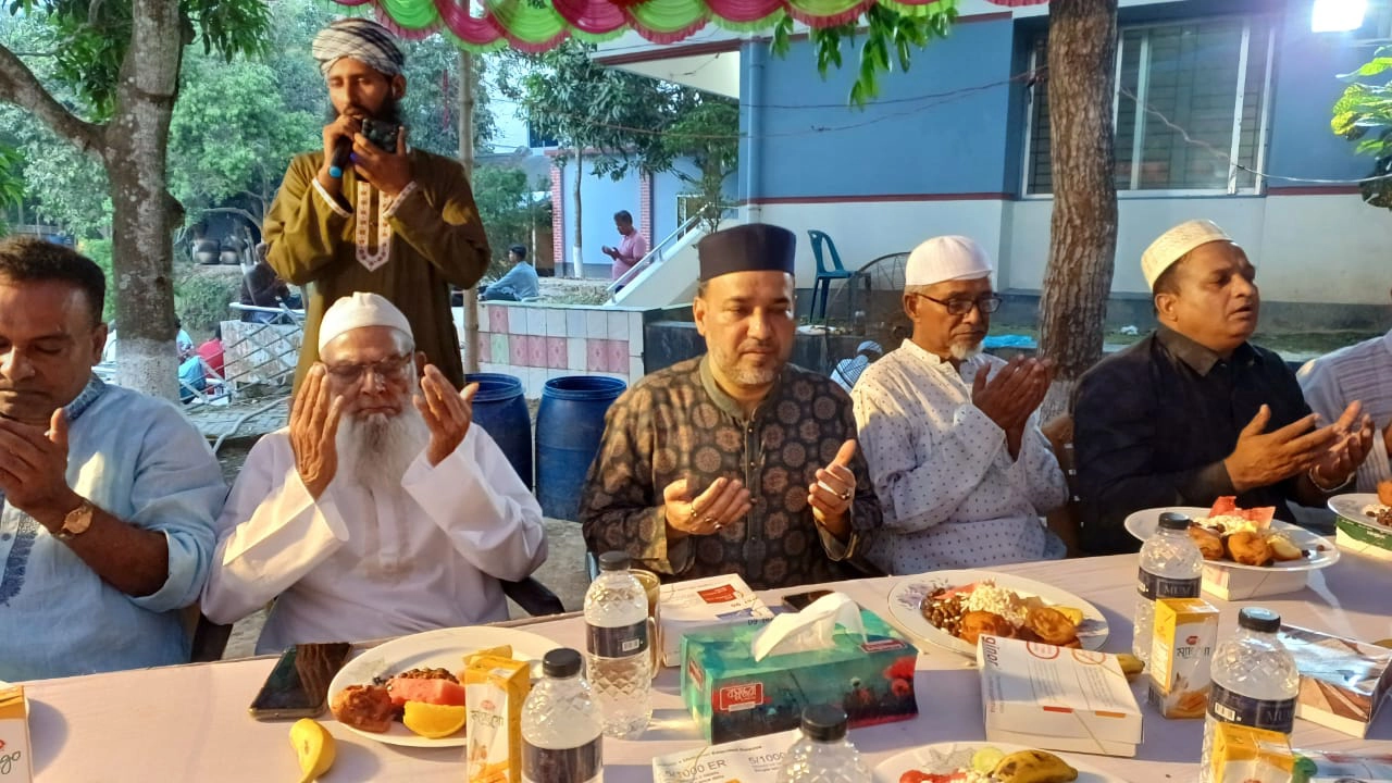 ঝিনাইদহে ইফতার ও দোয়া অনুষ্ঠানে আলহাজ নজরুল ইসলাম দুলাল। ছবি : কালবেলা