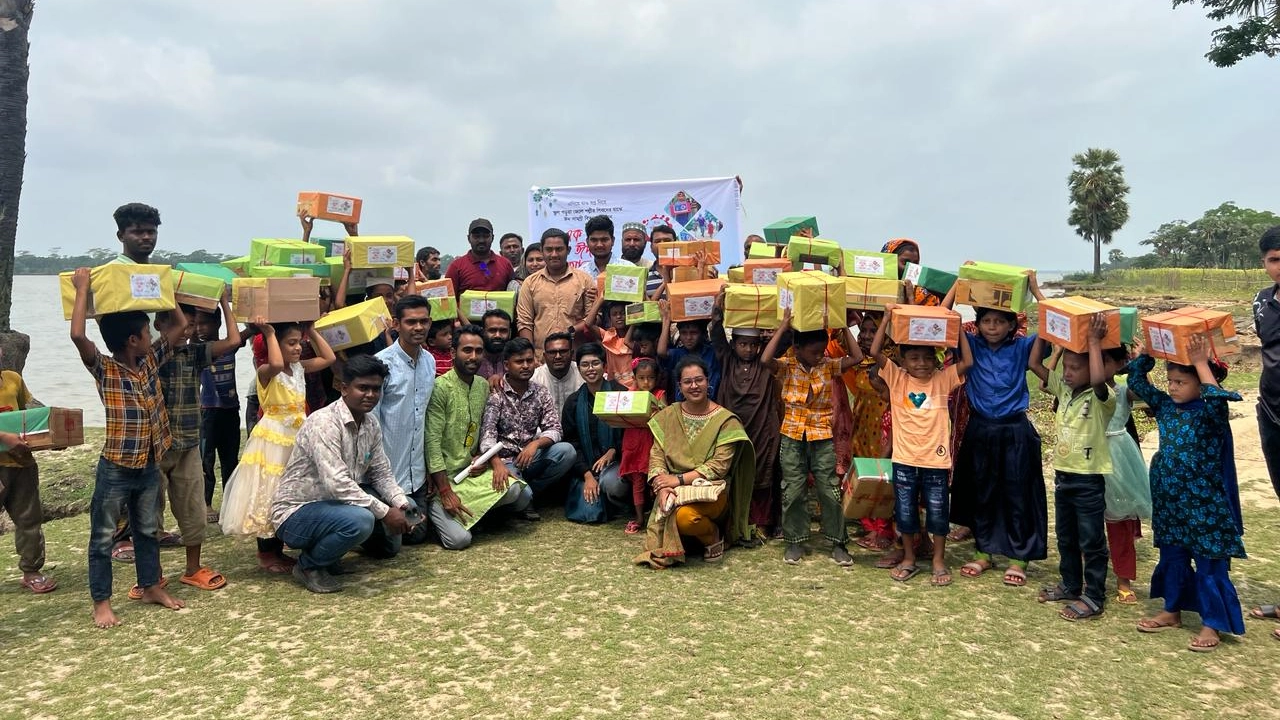 ঈদসামগ্রী নিয়ে জেলেপল্লির সুবিধাবঞ্চিত শিশুদের পাশে স্বেচ্ছাসেবী সংগঠন হাতেখড়ি ফাউন্ডেশন। ছবি : কালবেলা