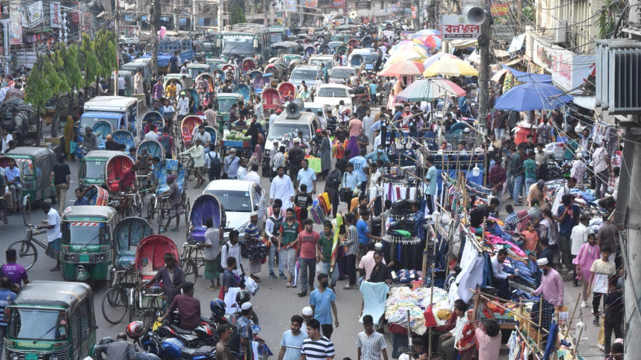 হকারের দখলে চট্টগ্রাম নগরীর নিউমার্কেট এলাকার সড়ক ও ফুটপাত। ছবি : কালবেলা