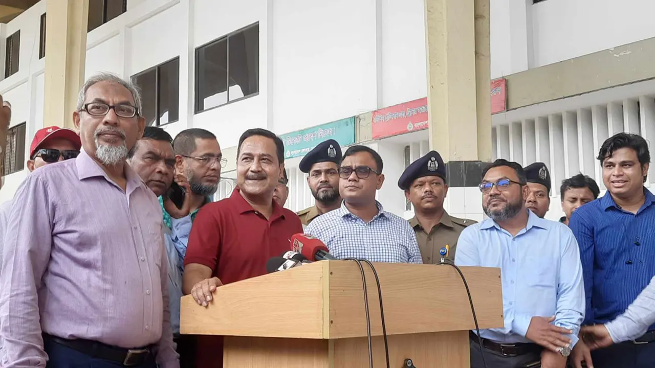 ঢাকা রেলওয়ে স্টেশনে ঈদযাত্রা পরিদর্শনে রেলওয়ের মহাপরিচালক সরদার সাহাদাত আলী। ছবি : সংগৃহীত