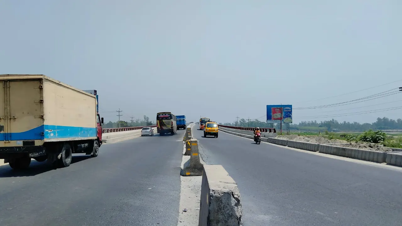 বঙ্গবন্ধু সেতু পশ্চিম সংযোগ মহাসড়কে স্বাভাবিক গতিতে চলছে গাড়ি। ছবি : কালবেলা