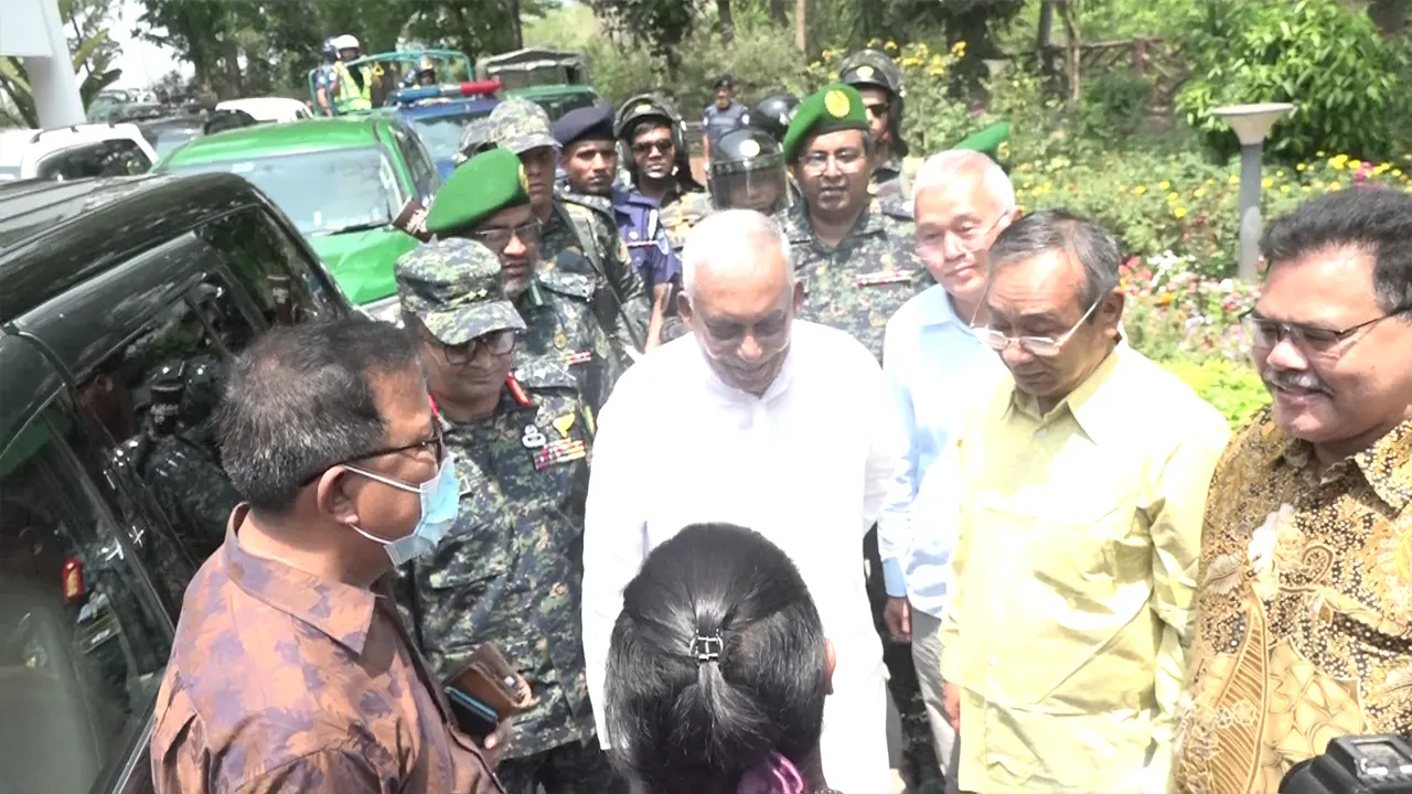 রুমা উপজেলা পরিষদ এলাকার বিভিন্ন স্থান পরিদর্শন করেন। ছবি : কালবেলা