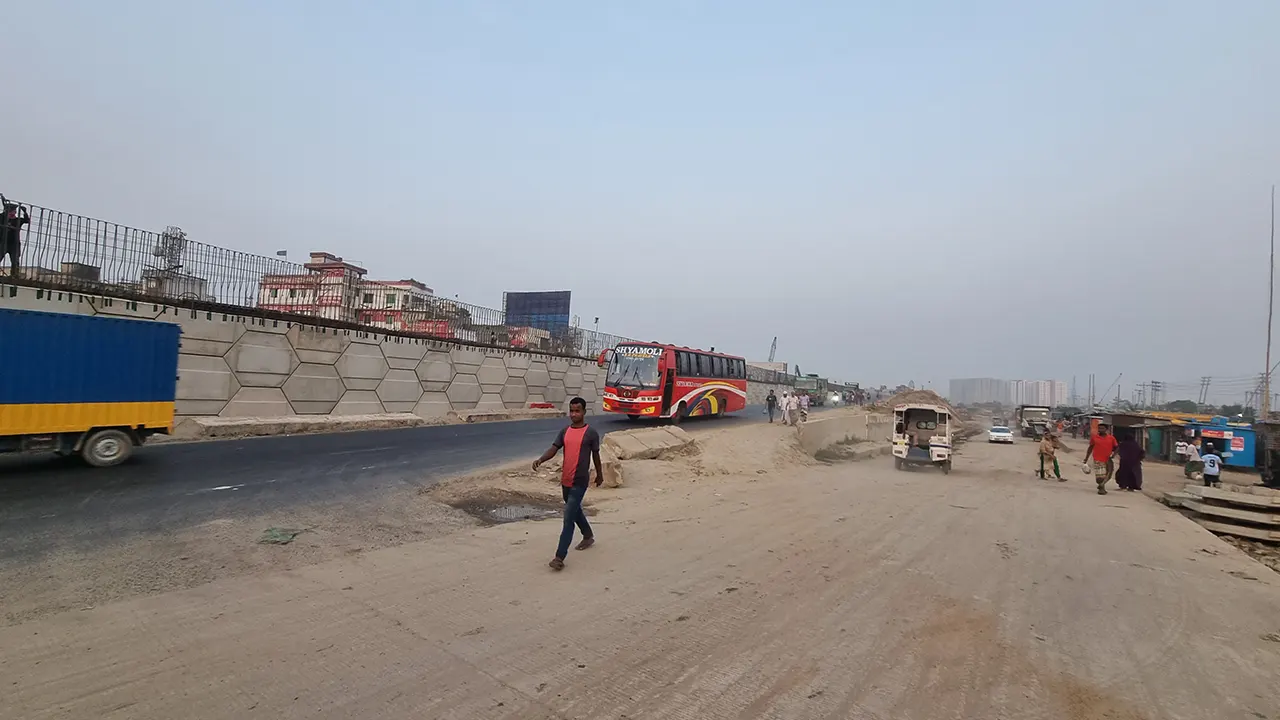 মহাসড়কে নেই যানজট। ছবি : কালবেলা
