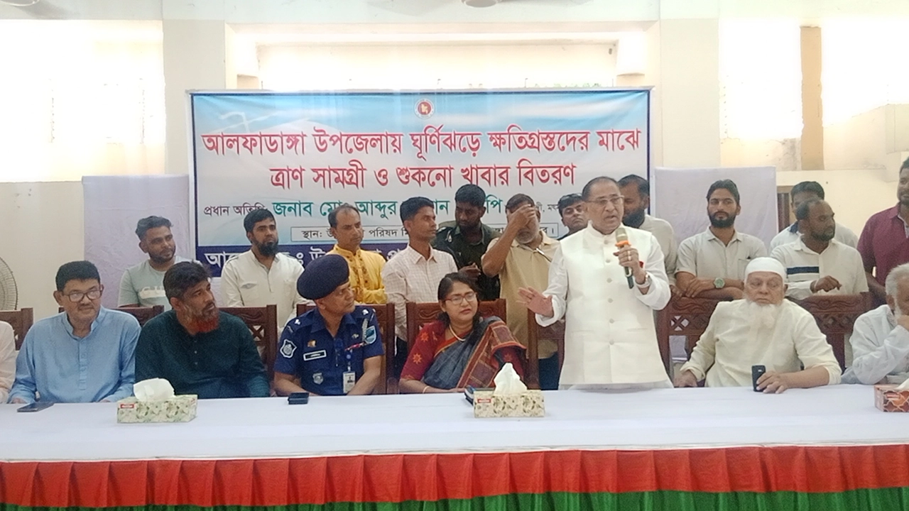 ফরিদপুরে বক্তব্য দেন প্রাণিসম্পদমন্ত্রী । ছবি : কালবেলা