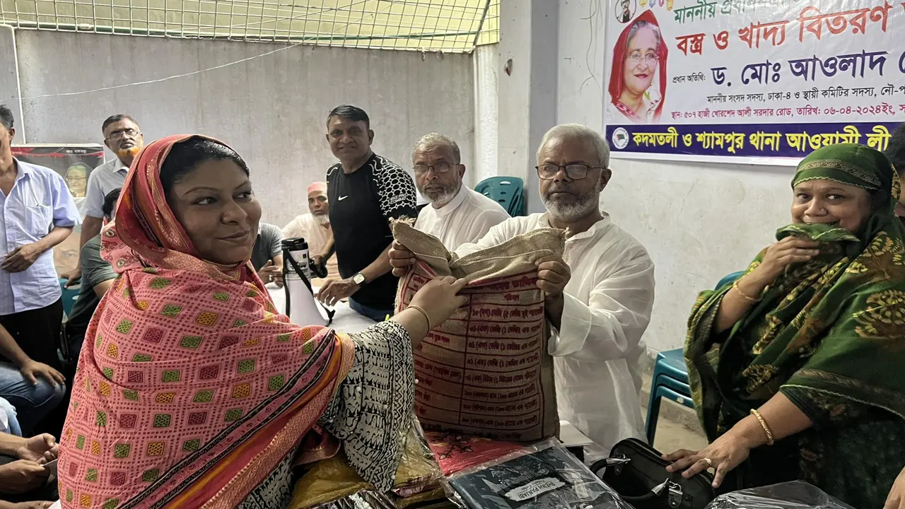 এলাকাবাসীর মাঝে খাদ্যসামগ্রী ও শাড়ি উপহার দিয়েছেন ড. আওলাদ হোসেন। ছবি : কালবেলা