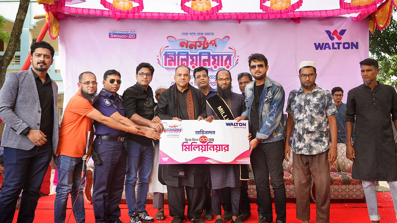 ওয়ালটন ফ্রিজ কিনে মিলিয়নিয়ার হওয়া ক্রেতা আমিনুল ইসলামের হাতে আনুষ্ঠানিকভাবে ১০ লাখ টাকার চেক তুলে দিচ্ছেন জনপ্রিয় চিত্রনায়ক আমিন খান এবং খল-অভিনেতা মিশা সওদাগরসহ অন্যান্য অতিথিরা। ছবি : সংগৃহীত