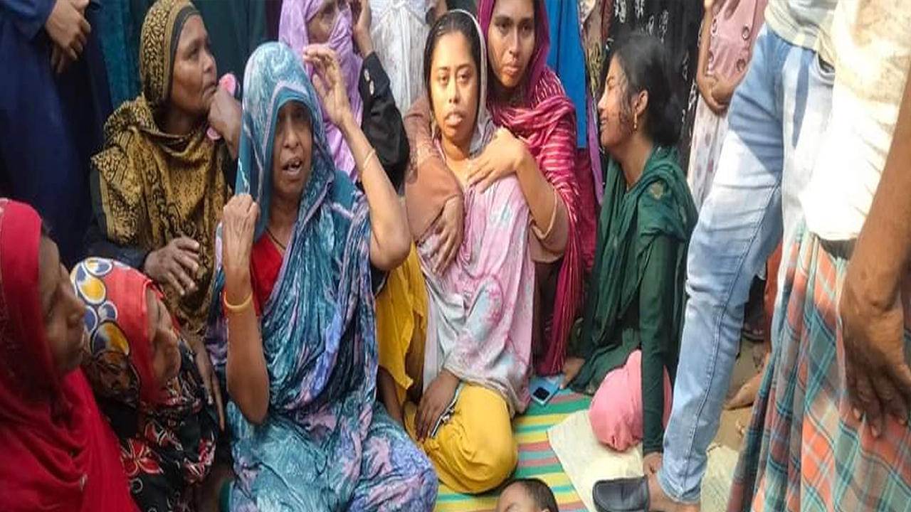 নিহতের বাড়িতে স্বজনদের আহাজারি। ছবি : কালবেলা