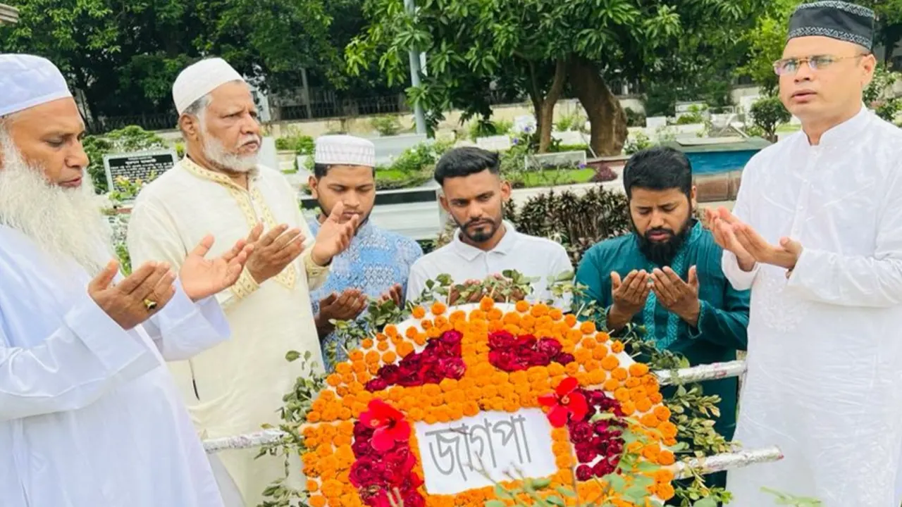 মরহুম শফিউল আলম প্রধানের কবরে শ্রদ্ধা নিবেদন করেছে জাগপা। ছবি : কালবেলা