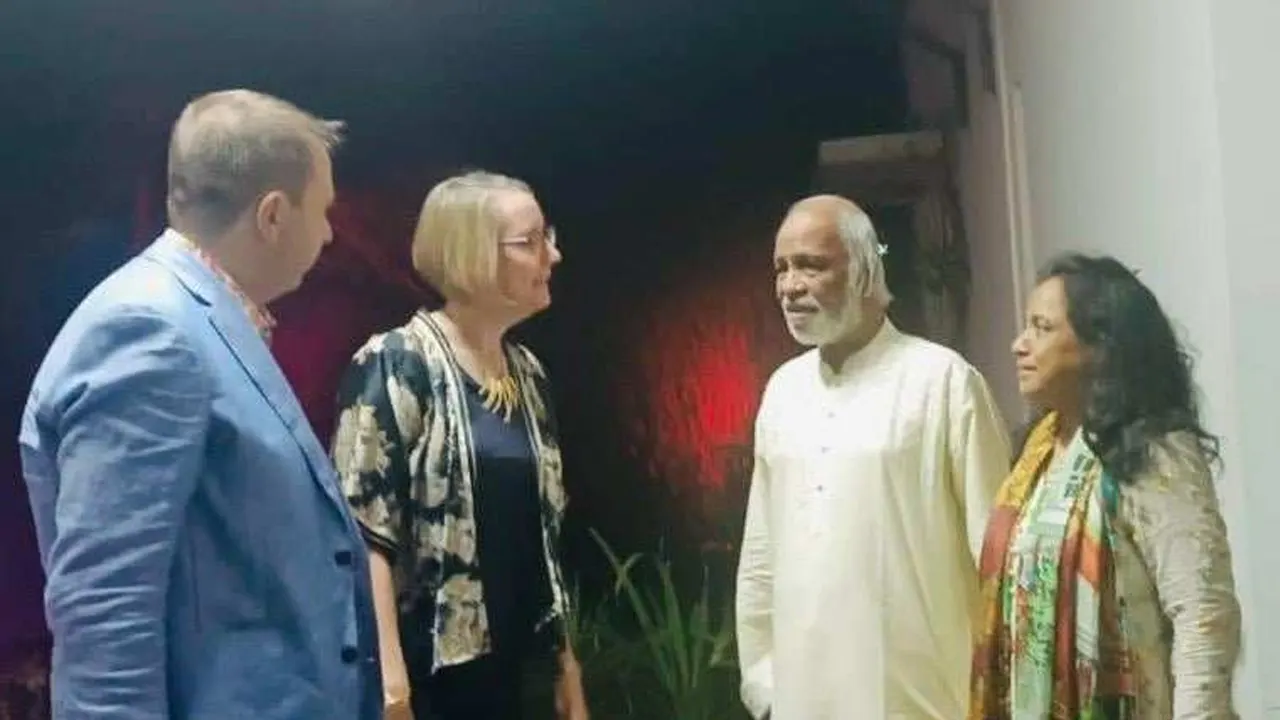 রাজধানীর গুলশানে মঈন খানের বাসায় মঈন খানের সঙ্গে ব্রিটিশ হাইকমিশনার সারাহ ক্যাথেরিন কুক। সৌজন্য ছবি