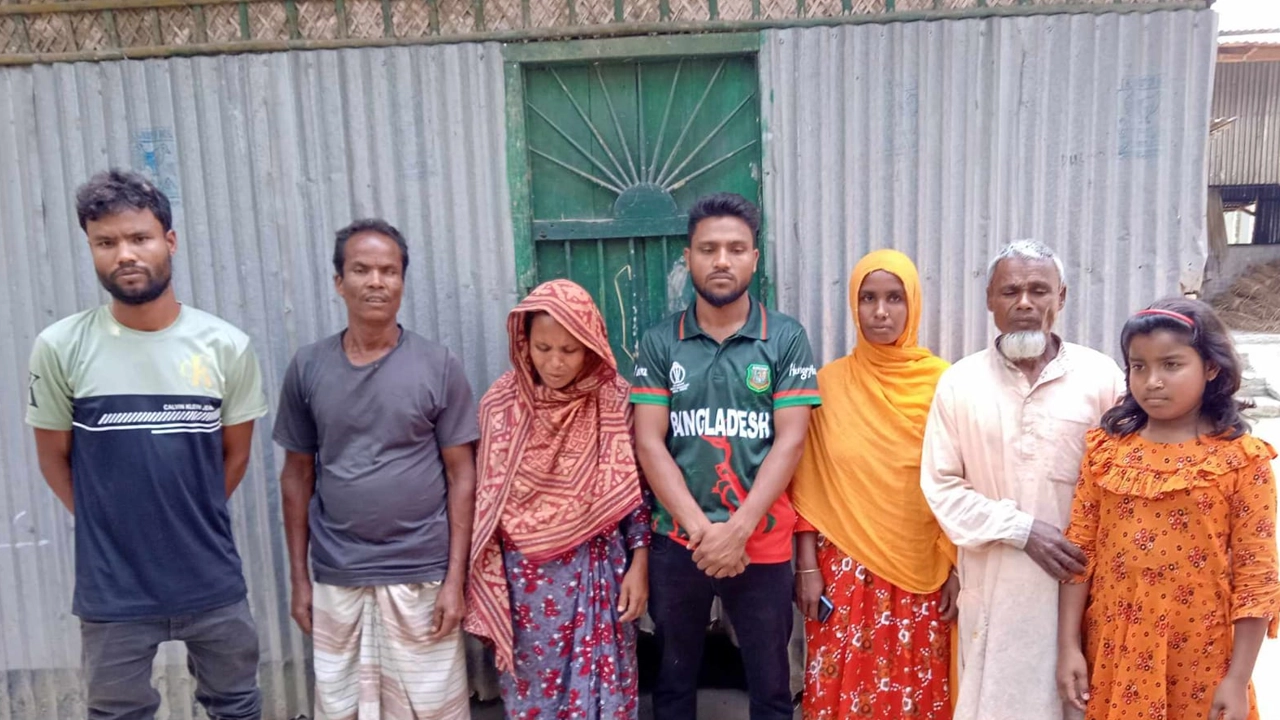 লিবিয়ায় অপহরণের শিকার এক শ্রমিকের পরিবার। ছবি : কালবেলা