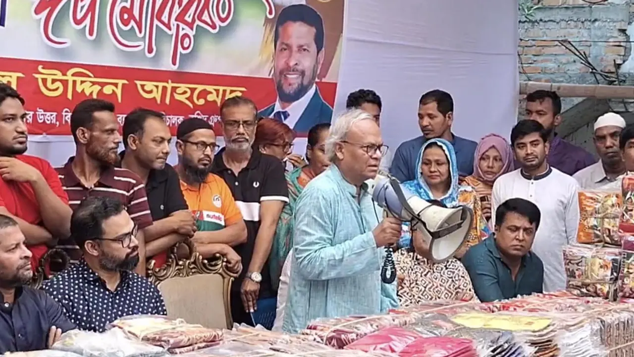 ঈদসামগ্রী বিতরণ অনুষ্ঠানে বিএনপির সিনিয়র যুগ্ম মহাসচিব অ্যাডভোকেট রুহুল কবির রিজভী। ছবি : কালবেলা