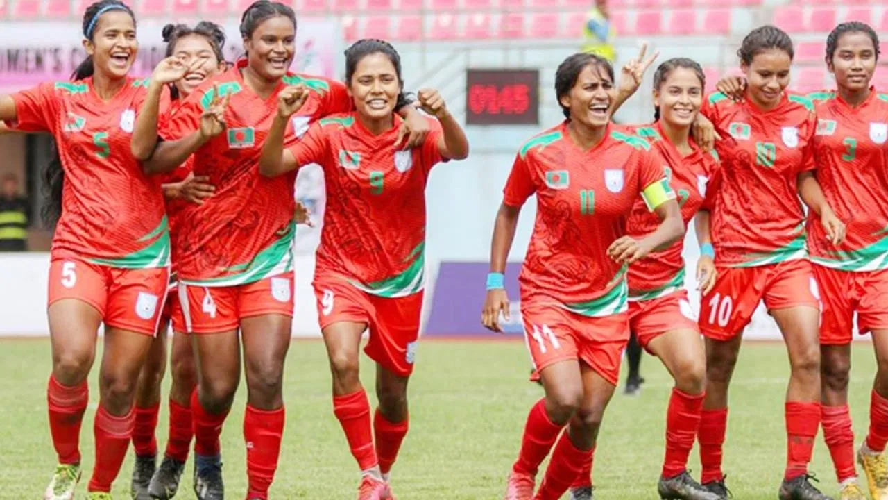 বাংলাদেশ জাতীয় নারী ফুটবল দল। ছবি : সংগৃহীত