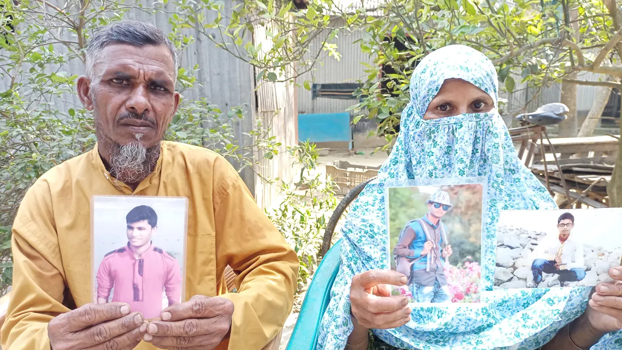নাজমুলের ছবি হাতে মা নার্গিস খাতুন ও বাবা আবু শামা শেখ। ছবি : কালবেলা