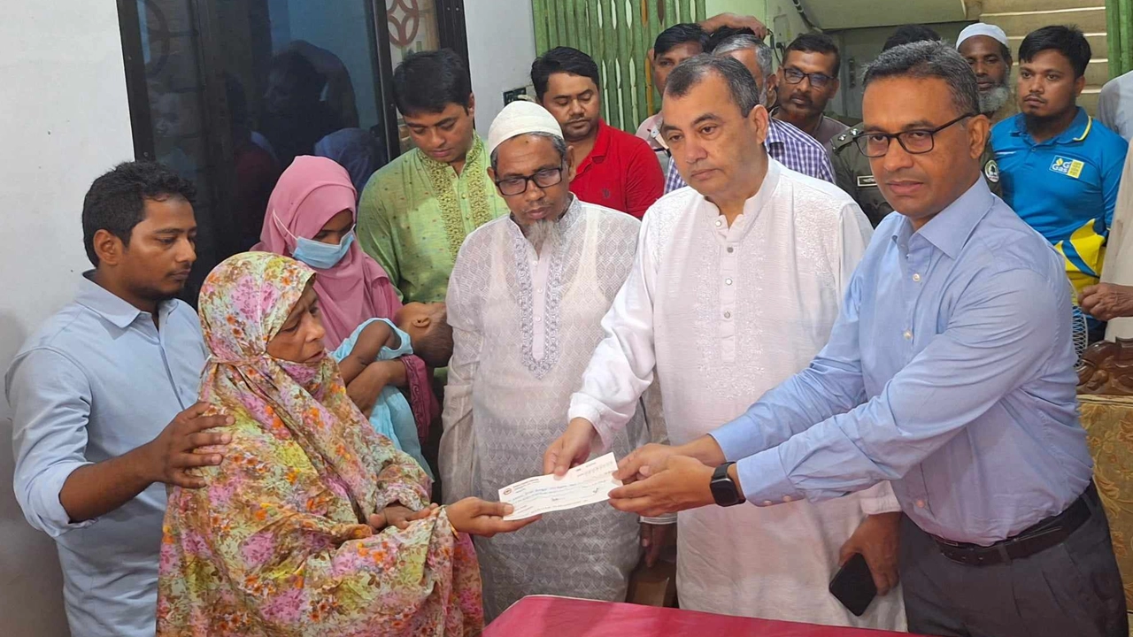 নিহত বন কর্মকর্তার পরিবারকে ১৫ লাখ টাকা সহায়তা প্রদান করেছেন সাবের হোসেন চৌধুরী। ছবি : সৌজন্য