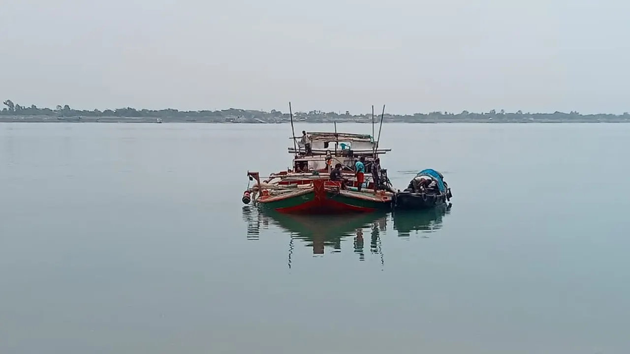 ইছামতির নদী থেকে বালু উত্তোলনের আড়ালে চলছিল রমরমা মাদক ব্যবসা। ছবি : কালবেলা