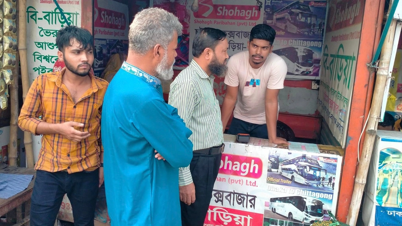 টিকিট কাউন্টারে নেই যাত্রীদের ভিড়।