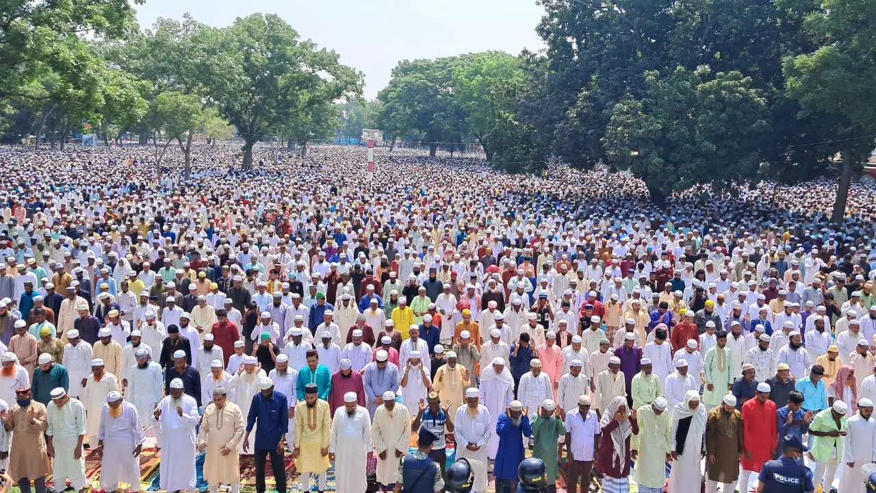 কিশোরগঞ্জের ঐতিহাসিক শোলাকিয়া ঈদগাহ ময়দানে ঈদের জামাতে মুসল্লিরা। পুরোনো ছবি