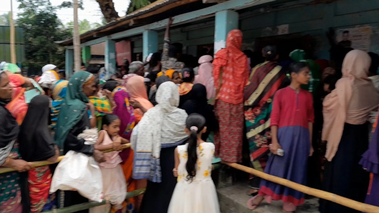 হবিগঞ্জের মাধবপুরে চাল বিতরণে অনিয়ম ও চুরির অভিযোগ। ছবি : কালবেলা