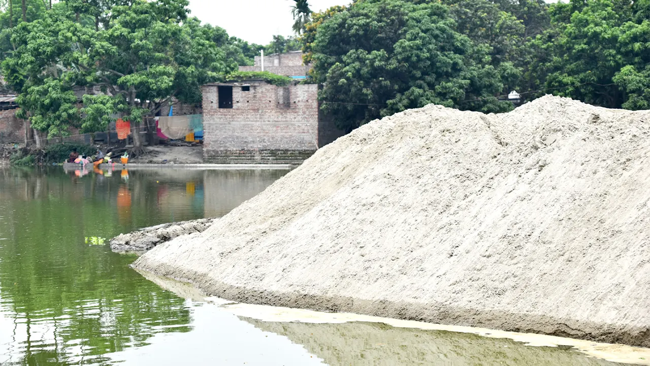 রাজশাহীতে রাতের আঁধারে এ পুকুরটি ভরাট করা হয়। ছবি : কালবেলা