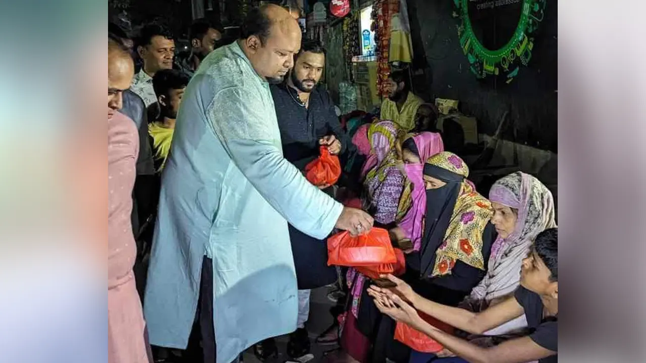শতাধিক অসহায় মানুষের মাঝে প্রতিদিন সেহরি বিতরণ করেন সেভ দ্য ফিউচার ফাউন্ডেশনের চেয়ারম্যান শাফি মোদ্দাসের খাঁন জ্যোতি। ছবি : কালবেলা