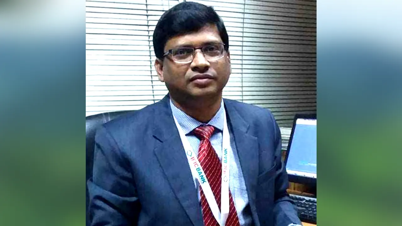 সাতক্ষীরা আইএফআইসি ব্যাংকের শাখা ব্যবস্থাপক মো. হাসানুজ্জামান। ছবি : কালবেলা