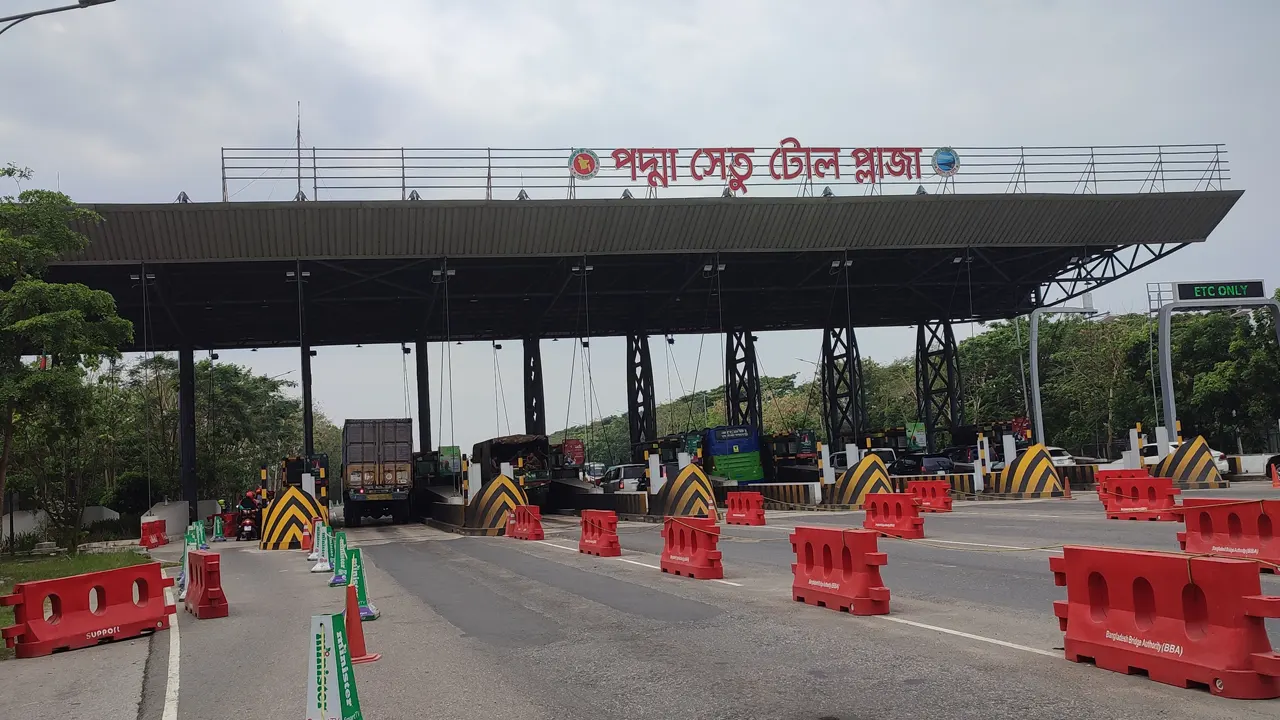 বঙ্গবন্ধু এক্সপ্রেসওয়ের টোল প্লাজা দিয়ে নির্বিঘ্নে পার হচ্ছে মানুষ। ছবি : কালবেলা