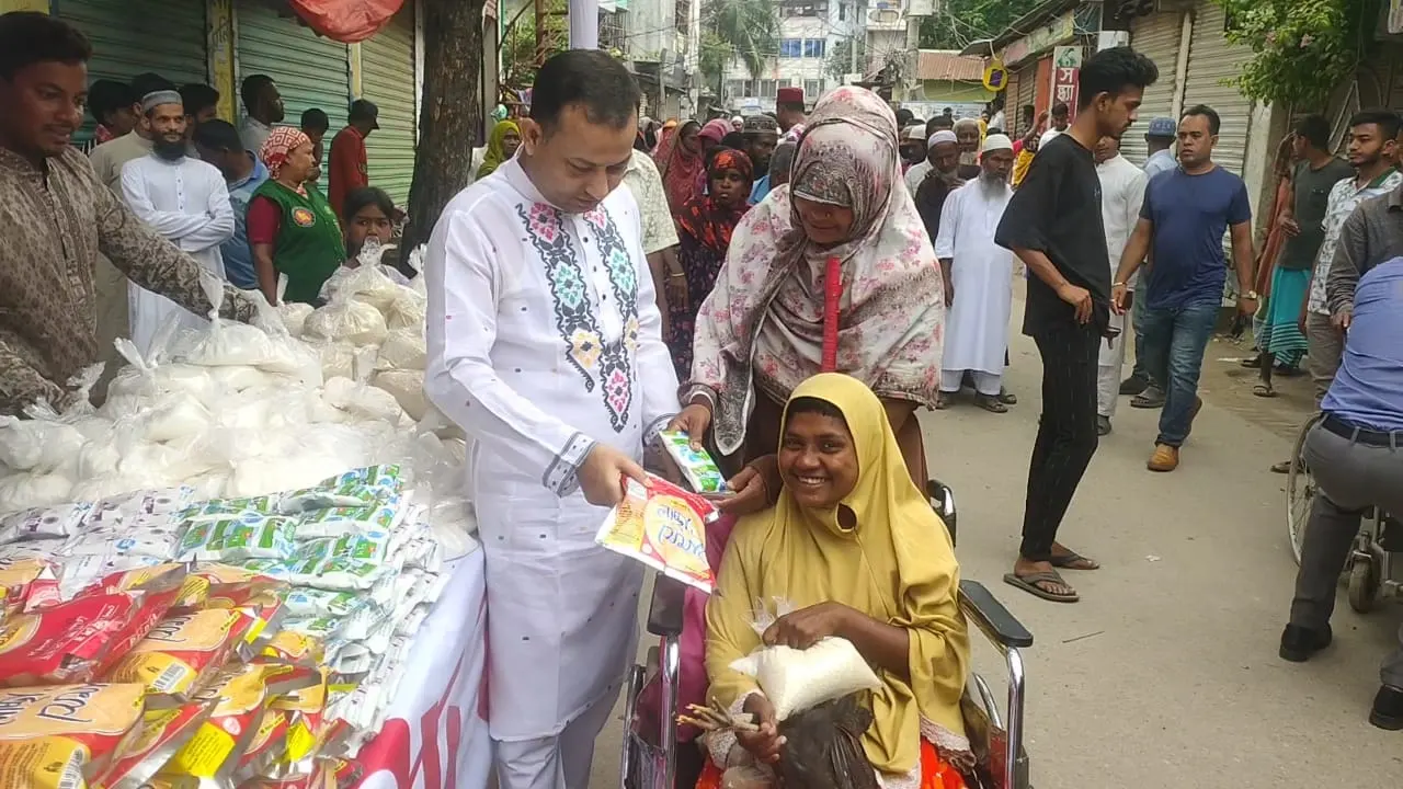 এক মিনিটের ঈদবাজারে বিনামূল্যে কেনাকাটা করছেন অসহায় মানুষ। ছবি : কালবেলা