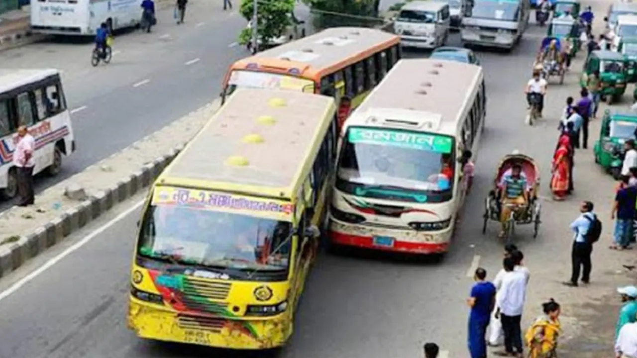 রাজধানীতে দুই বাসের রেষারেষিতে মৃত্যু হয়েছে হেলপারের। পুরোনো ছবি