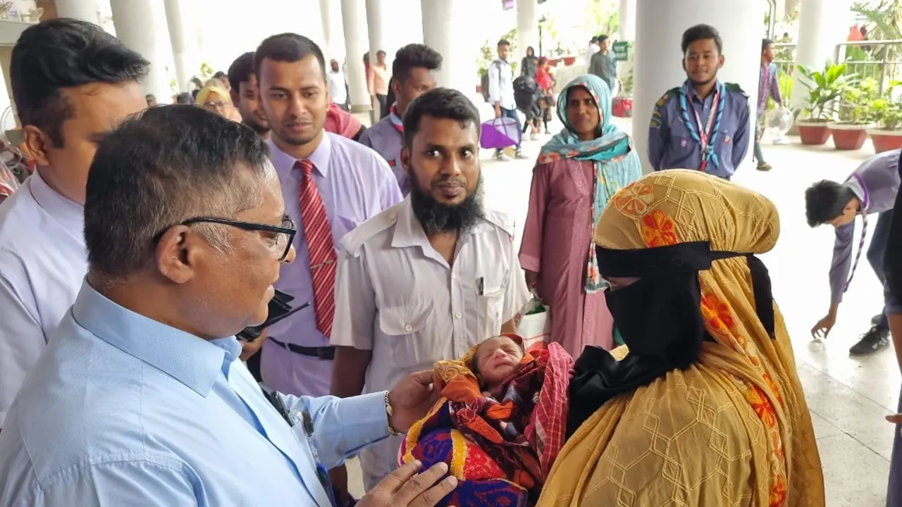 ট্রেনের বগিতে এক নারীর সন্তান প্রসব। ছবি : কালবেলা