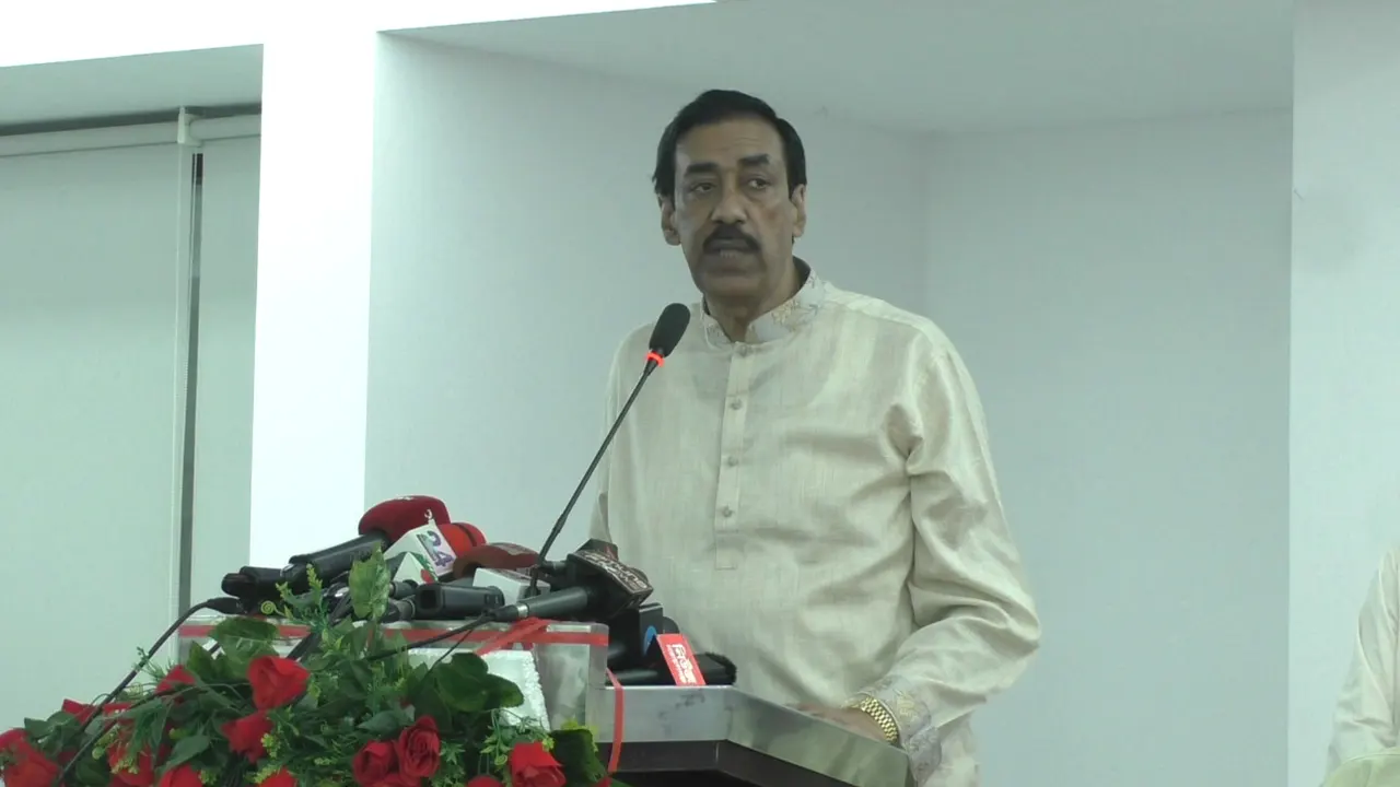 ইফতার মাহফিলে বক্তব্য রাখছেন শামীম ওসমান। ছবি : কালবেলা
