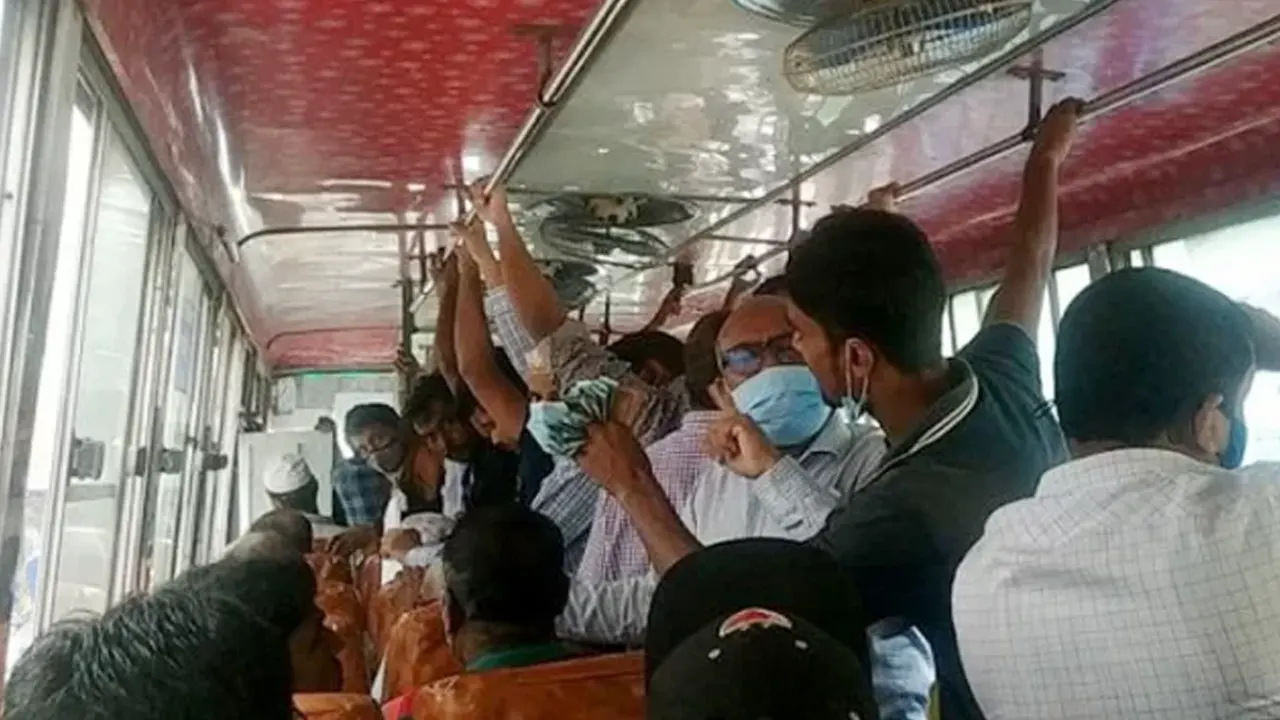 বাসের ভেতর ভাড়া নিয়ে বাগবিতণ্ডা। ছবি : সংগৃহীত