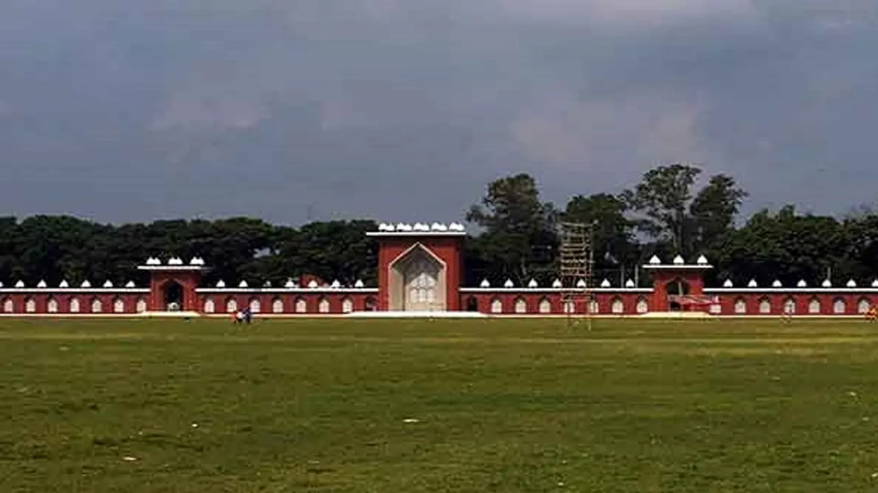 দিনাজপুরের গোর-এ শহিদ বড় ময়দান ঈদগাহ। ছবি : সংগৃহীত