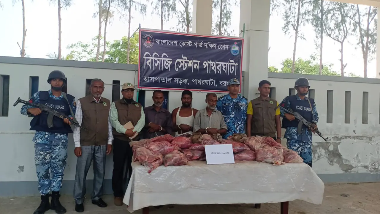 উদ্ধার করা হরিণের মাংস ও আটক কারবারীরা। ছবি : কালবেলা