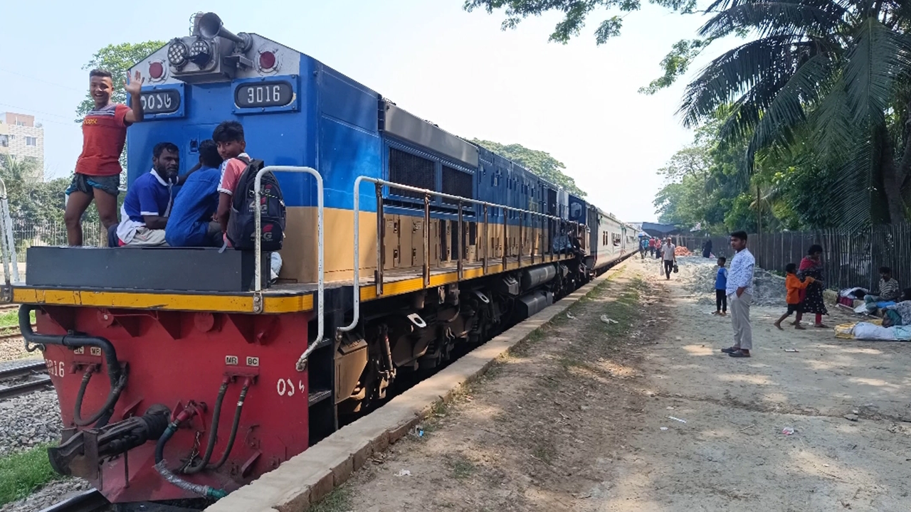 ব্রাহ্মণবাড়িয়ায় অপেক্ষমাণ একটি ট্রেন। ছবি : কালবেলা