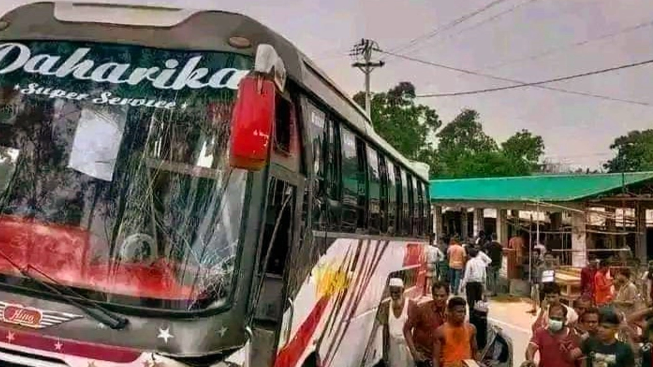 দুর্ঘটনাকবলিত বাস। ছবি : কালবেলা
