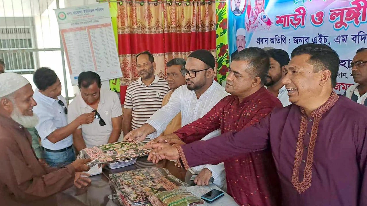 বাগেরহাটে প্রধানমন্ত্রীর দেওয়া ঈদ উপহার বিতরণ করেন সংসদ সদস্য এইচ এম বদিউজ্জামান সোহাগ। ছবি : কালবেলা